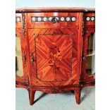 Márványlapos,oldalvitrines porcelán díszítésű komód