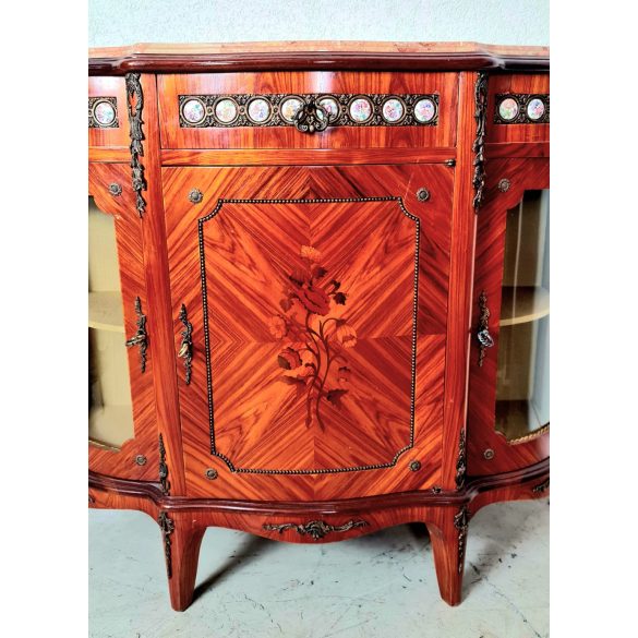 Márványlapos,oldalvitrines porcelán díszítésű komód