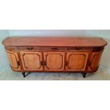 Nagyméretű lekerekített faragott  komód