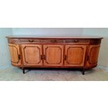 Nagyméretű lekerekített faragott  komód