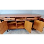 Nagyméretű lekerekített faragott  komód