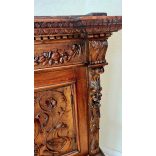 Reneszánsz stílusú antik ládás tálalószekrény