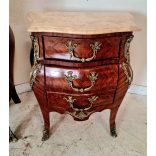 Gyönyörű XVI.Lajos stílusú márványlapos,rézveretes hasas komódok