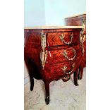 Gyönyörű XVI.Lajos stílusú márványlapos,rézveretes hasas komódok