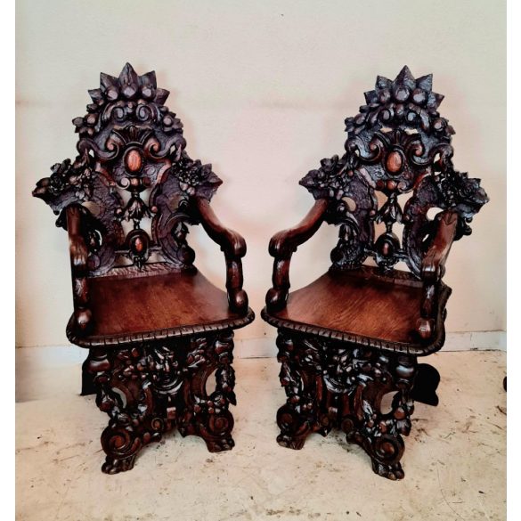Antik, reneszánsz stílusú,dúsan faragott karfás sgabello székek