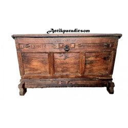  1735-ös antik monogrammos faragott láda