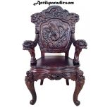 Frissen felújított dúsan faragott kínai karosszék