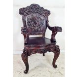 Frissen felújított dúsan faragott kínai karosszék