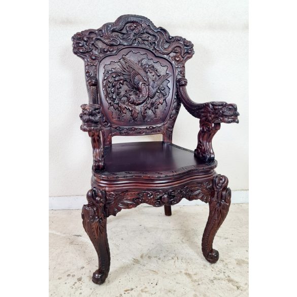 Frissen felújított dúsan faragott kínai karosszék
