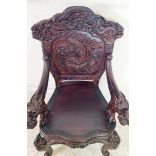 Frissen felújított dúsan faragott kínai karosszék
