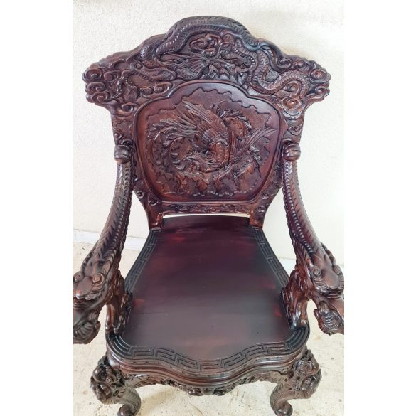 Frissen felújított dúsan faragott kínai karosszék