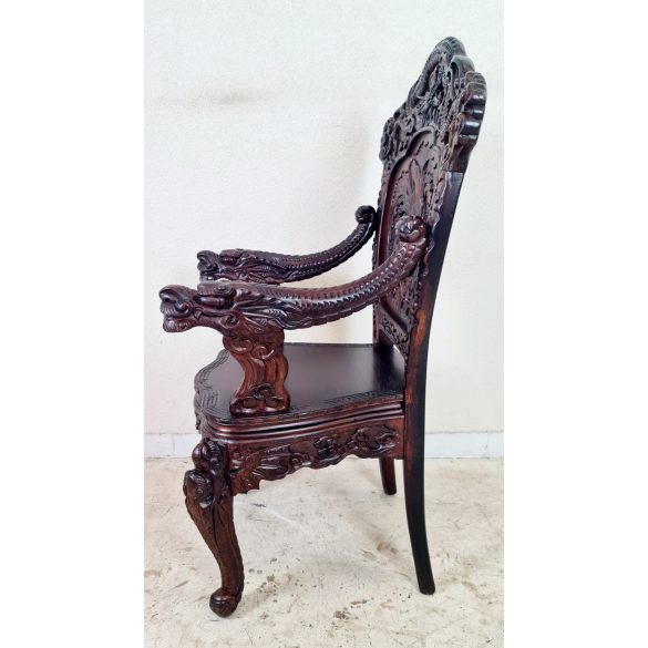 Frissen felújított dúsan faragott kínai karosszék