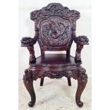 Frissen felújított dúsan faragott kínai karosszék