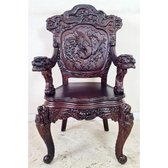 Frissen felújított dúsan faragott kínai karosszék