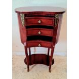 3 fiókos kis szekrény