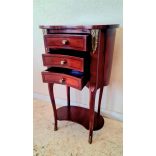 3 fiókos kis szekrény