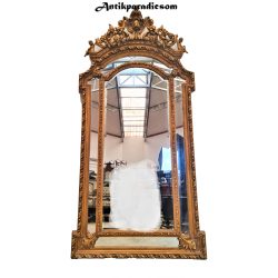 Hatalmas aranyozott ,puttós kastélytükör