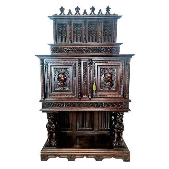Antik, dúsan faragott gótikus stílusú kabinetszekrény