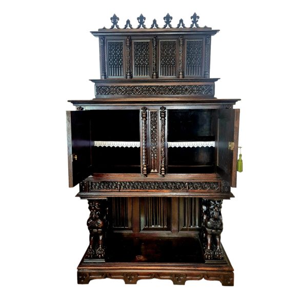 Antik, dúsan faragott gótikus stílusú kabinetszekrény