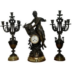 Hatalmas alakos szobros bronz kandallóóra