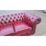 Eredeti antik burgundi színű Angol Chesterfield bőr kanapé