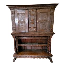 Múzeumi darab! Több mint 300 éves szekrény