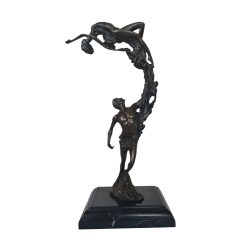 Táncos pár. Bronz szobor márványtalpon