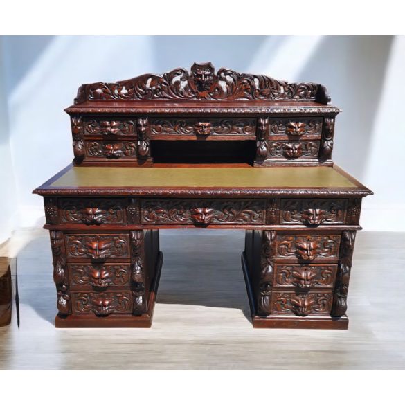 Frissen felújított dúsan faragott reneszánsz stílusú íróasztal