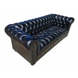 Elegáns fekete chesterfield kanapé