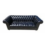 Elegáns fekete chesterfield kanapé