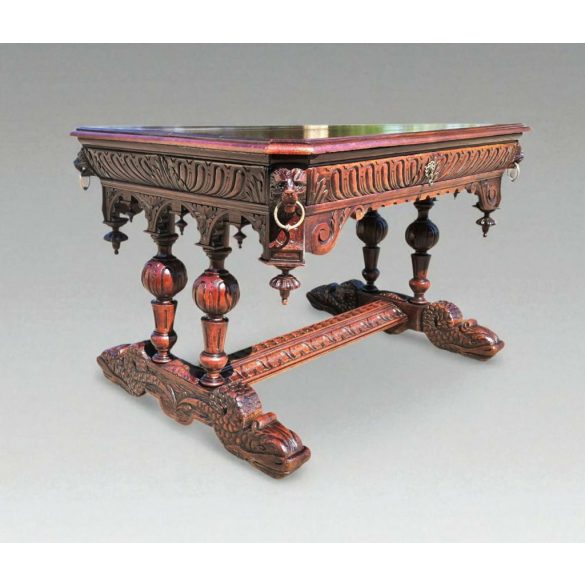 Antik,frissen felújított reneszánsz stílusú,dúsan faragott íróasztal