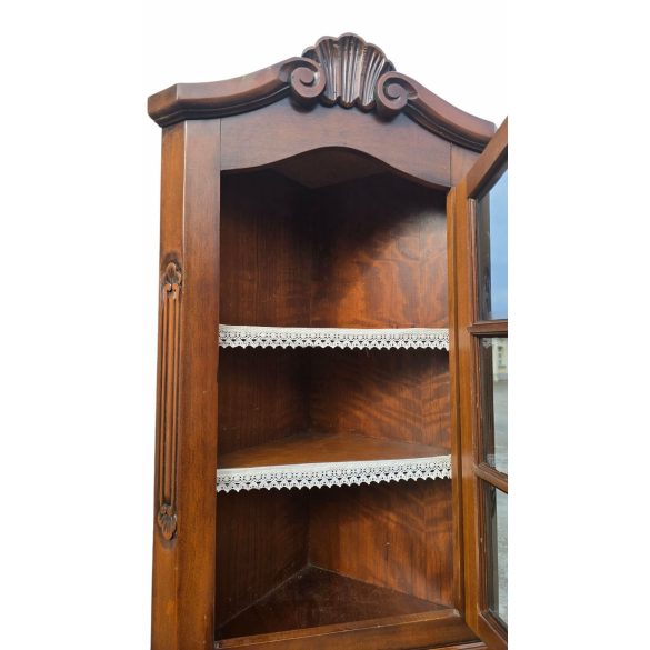 Elegáns antik stílusú sarokvitrines szekrény
