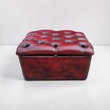Chesterfield burgundi színű lábtartó 