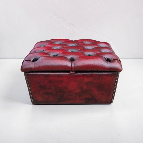 Chesterfield burgundi színű lábtartó 