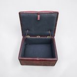 Chesterfield burgundi színű lábtartó 