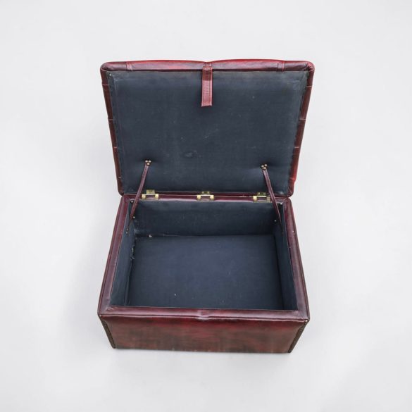 Chesterfield burgundi színű lábtartó 