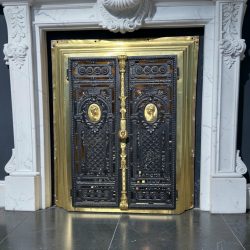Antik öntöttvas kandallóajtó